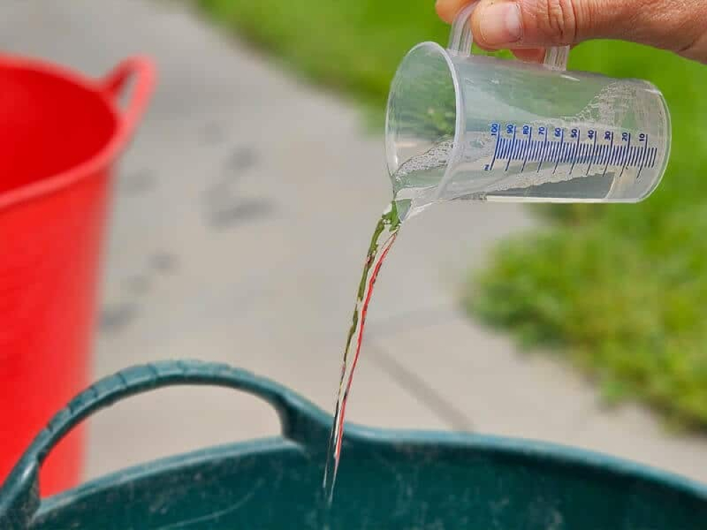 Anrühren von Neoprenwaschmittel 'WettieClean'