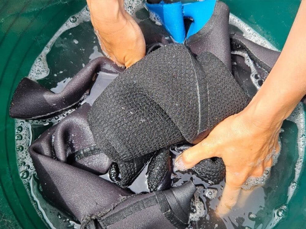 Neopren Waschmittel 'WettieClean', Anwendung